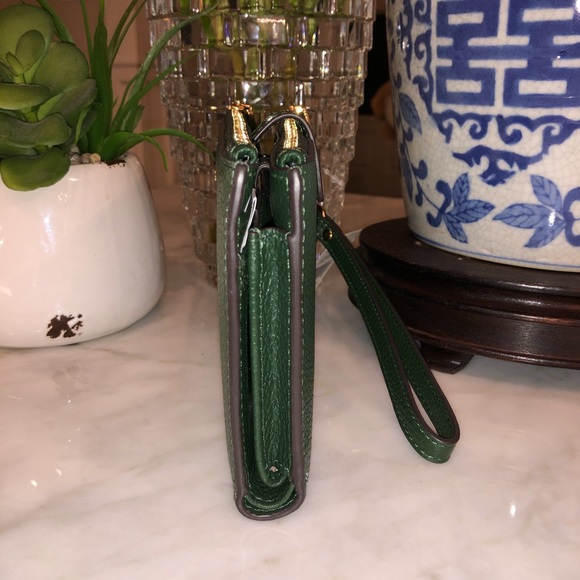 Michael Kors Jet Set Leather phone wristlet NWT 😎 - Picture 5 of 13